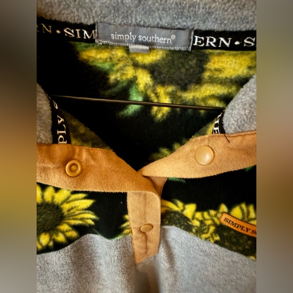 Simply Southern Sunflower Fleece Size Large - Picture 2 of 4